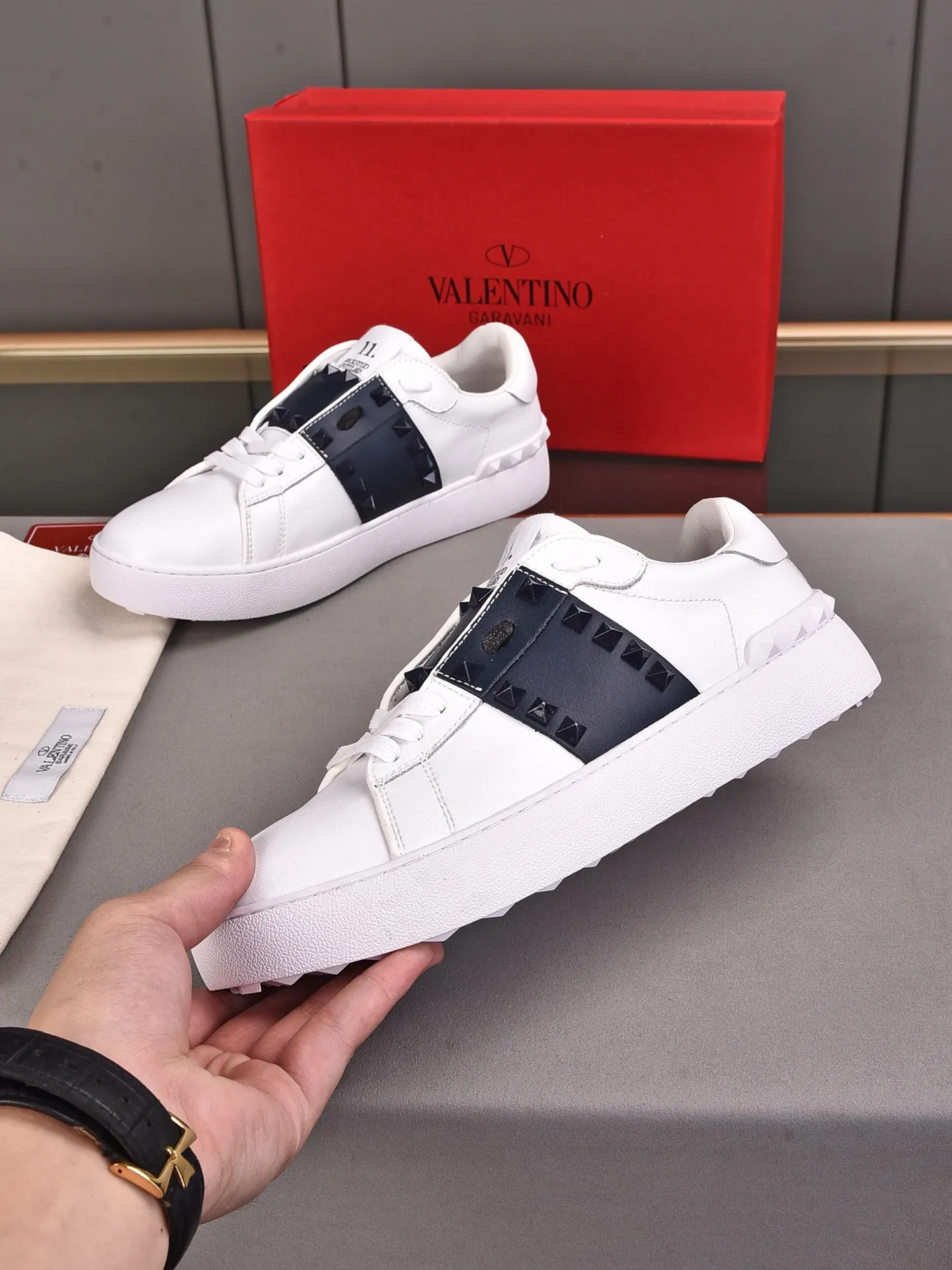 Men's shoes 440💰 (men and women couples) Valentino classic color matching series casual shoes. Made with heavy craftsmanship, good products pay attention to every detail. A must-have trendy item that can be worn all year round, it has been worn by many celebrities and Internet celebrities~~Imported cowhide surface, unique design concept, sheepskin lining, counter quality. Women’s clothing 35-40. Men’s clothing 39-44, 45-46 (returns and exchanges are not supported for custom-made items)